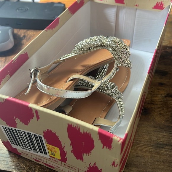 Dolce Silver Bow Thong Sandal - Picture 6 of 6